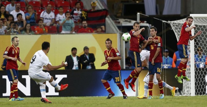 Bola passa pela barreira e viaja até o gol espanhol | 