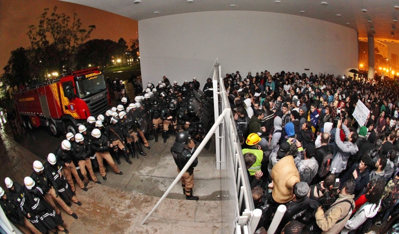Na hora de maior tensão, policiais e manifestantes ficaram frente a frente no Palácio Iguaçu | Daniel Castellano/Gazeta do Povo