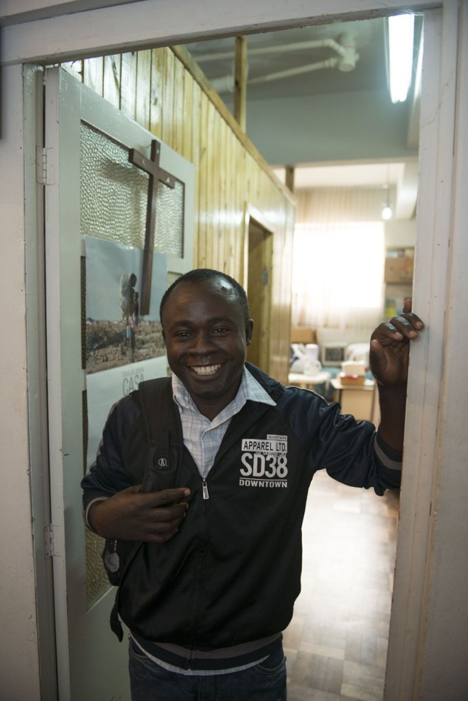 Quero ser negociante: Luís Vicente, 30 anos, ainda sofre com a adaptação ao Brasil, apesar de ter avançado no domínio da língua portuguesa. Mora numa pensão da Rua do Rosário, no Centro, e admite passar por muitas provações.