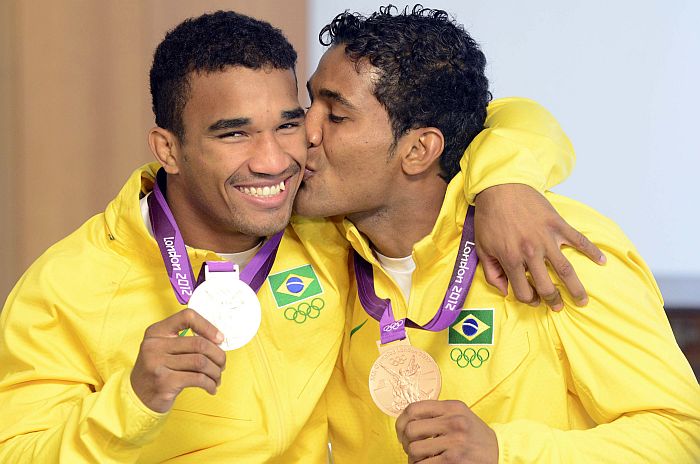 Esquiva e Yamaguchi Falcão com as medalhas de prata e bronze de Londres: irmãos vão estrear no boxe profissional em 2013, mas ainda vão poder competir no Rio 2016 | Cadu Moraes / Reuters