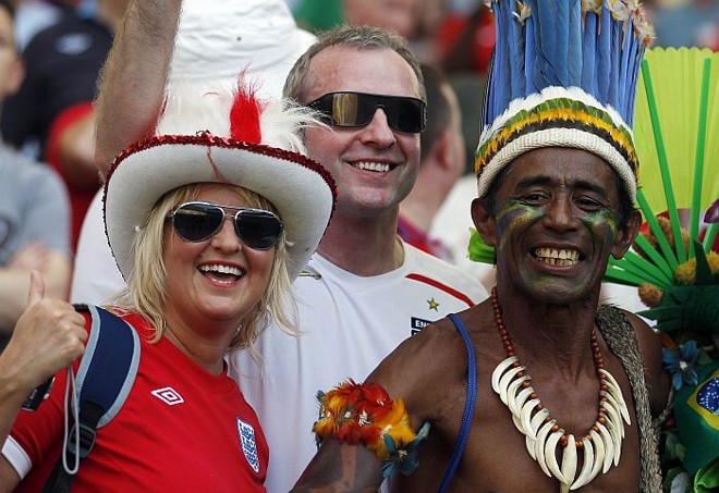 Ingleses se misturam com a torcida brasileira na reabertura do Maracanã |