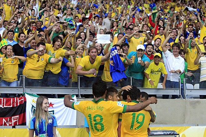 Jogadores comemoram com a torcida do Mineirão o gol de Fred contra o uruguai |