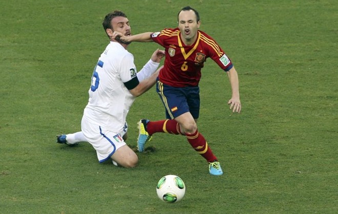 Iniesta tenta passar por De Rossi | 