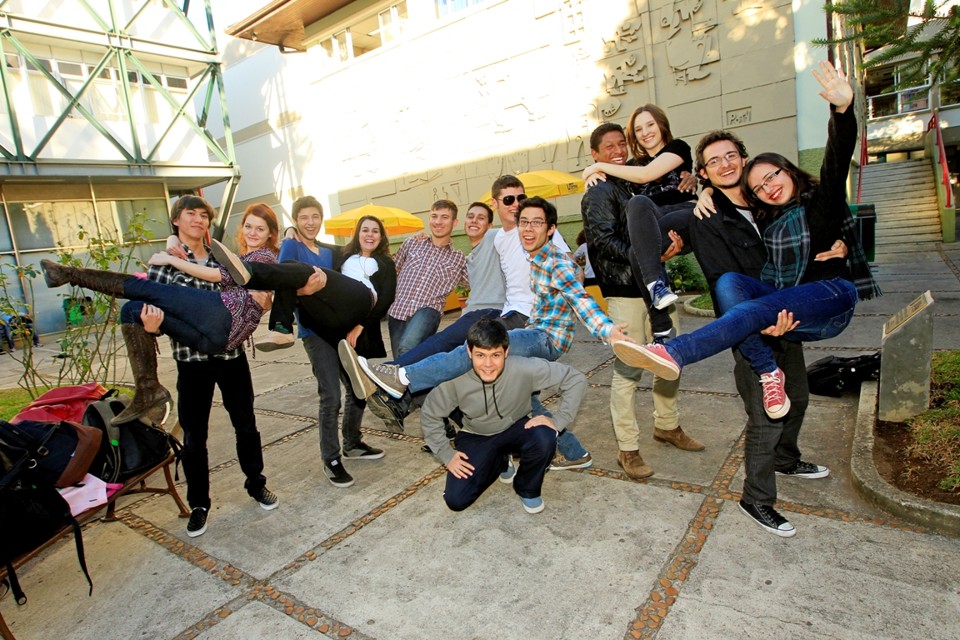 Estudantes do curso de Letras Português-Inglês da UTFPR fundaram em 2012 o Drama Club. | Antonio More / Gazeta do Povo