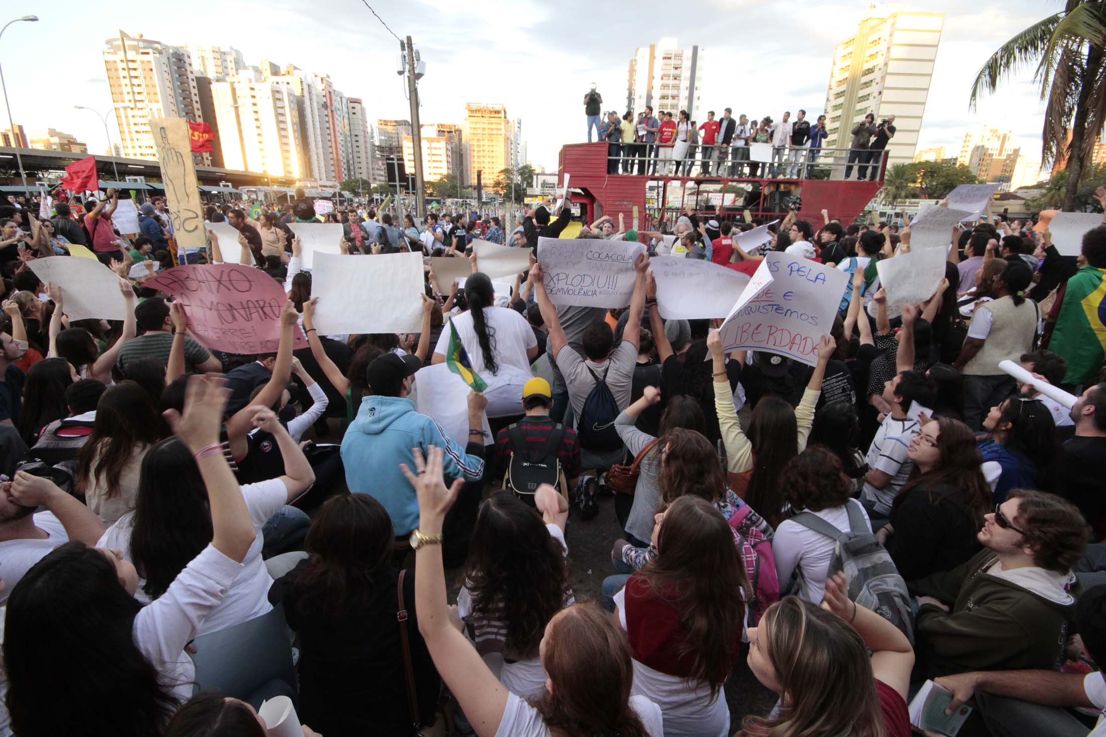 Cerca de 6 mil pessoas saíram em caminhada pelo centro da cidade durante o manifesto desta terça-feira | Ivan Amorim / Gazeta do Povo