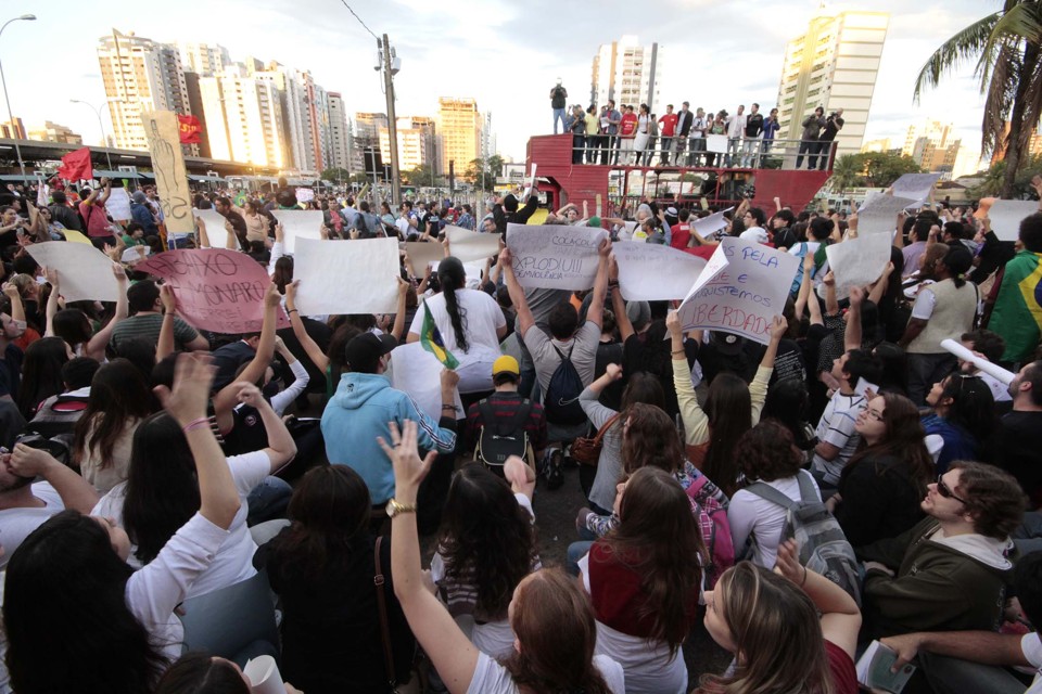 Cerca de 6 mil pessoas saíram em caminhada pelo centro da cidade durante o manifesto desta terça-feira | Ivan Amorim / Gazeta do Povo