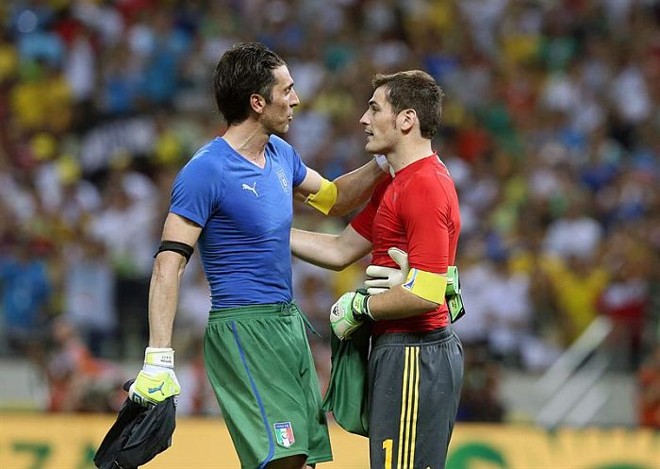 Buffon cumprimenta Casillas após semifinal: goleiro espanhol foi eleito o melhor jogador contra a Itália | Srdjan Suki / EFE