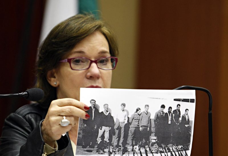 Izabel Fávero segura foto montada pela ditadura em que ela e colegas aparecem com armas para serem incriminados | Christian Rizzi/ Gazeta do Povo