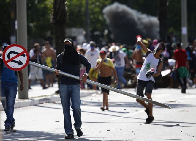 Manifestantes entraram em conflito com a polícia nos arredores do Castelão | Kai Pfaffenbach /Reuters