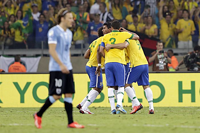Jogadores do Brasil diante do Uruguai comemoram o gol de Paulinho que garantiu classificação à final | Albari Rosa / Gazeta do Povo
