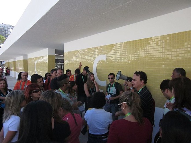 Voluntários recebem orientações de última hora na véspera da abertura do Maracanã | 