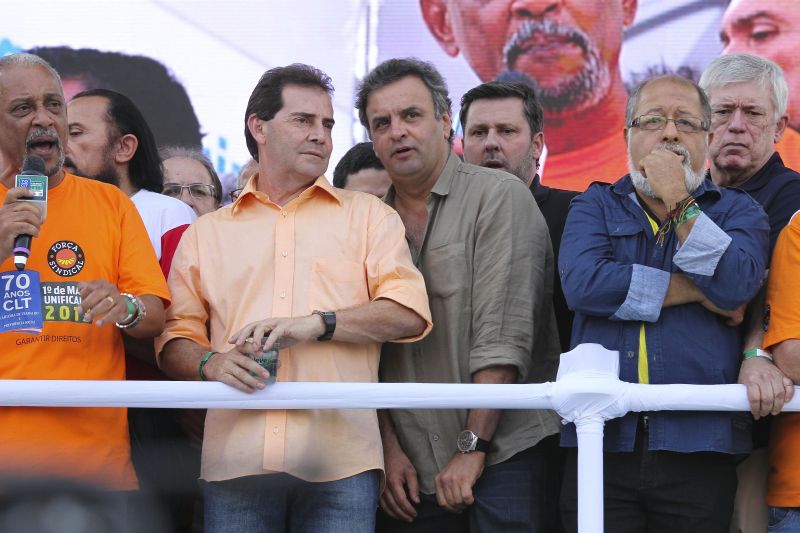 O deputado Paulinho (PDT) e Aécio: tucano foi convidado de honra na festa de 1º de Maio promovida pela Força Sindical | Moacyr Lopes Jr./Folhapress