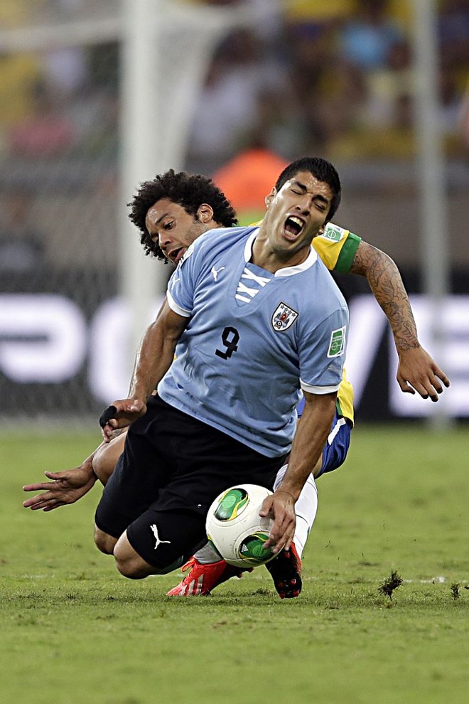 Suarez sofre falta de Marcelo na vitória do Brasil sobre o Uruguai |