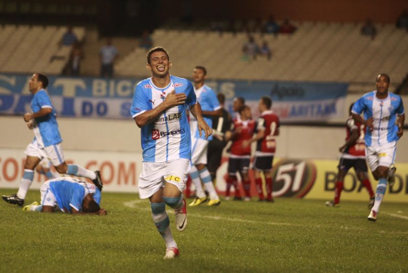 Rafael Oliveira comemora o primeiro gol do Paysandu, lance no qual paranistas reclamaram de falta no goleiro Luís Carlos | Tarso Sarraf / Agif / Folhapress