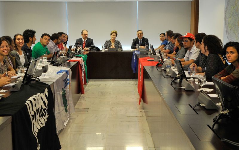 Dilma em reunião com representantes do movimento LGBT: silêncio sobre o projeto da cura gay | Antônio Cruz/ABr