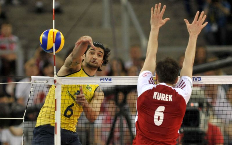 Leandro Vissotto durante um ataque na partida contra a Polônia | Divulgação / FIVB