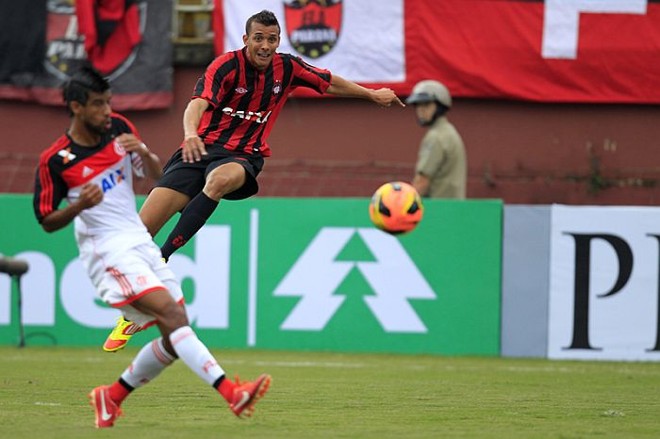 Pedro Botelho arrisca chute na partida contra o Flamengo | 