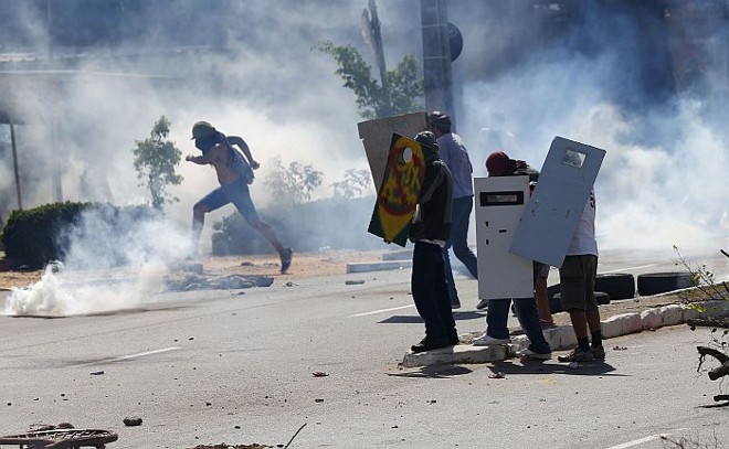 Polícia dispara gás lacrimogênio para tentar dispersar manifestantes em Fortaleza | 
