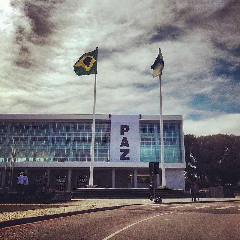 Cartaz foi fixado neste domingo (23) no prédio que sofreu depredação nas manifestações da última semana | Sandra Gonçalves / Gazeta do Povo