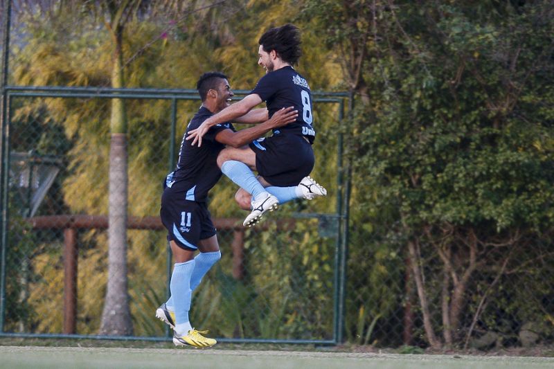 Germano comemora um de seus dois gols no duelo do Londrina contra o Jotinha | André Rodrigues / Gazeta do Povo