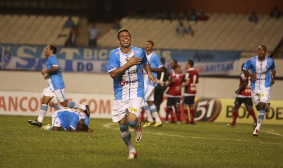 Seca de 344 minutos faz o Paraná emperrar Rafael Oliveira, do Paysandu, comemora o gol que abriu o placar em Belém | Tarso Sarraf/ AGIF/ Folhapress