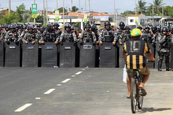 Cordão do batalhão de choque está de prontidão para manifestantes não chegarem na Arena Castelão |