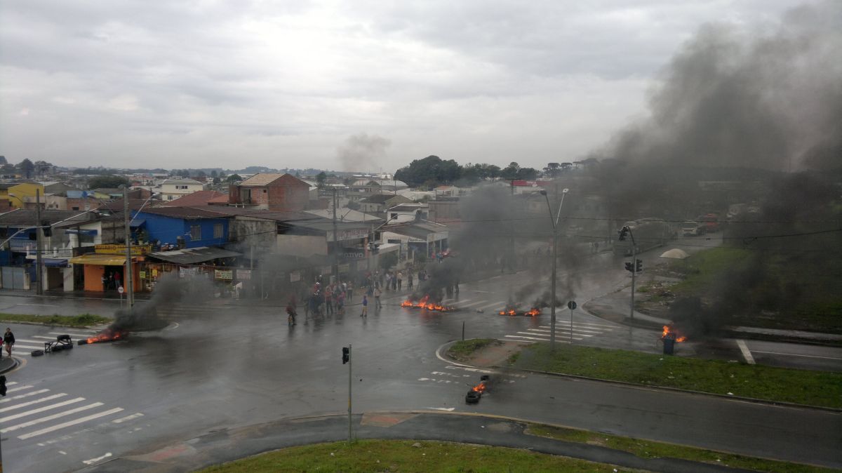 Vista de cima do cruzamento que foi bloqueado por manifestantes nesta sexta-feira (21) na Cidade Industrial de Curitiba | Jonatan Campos/Agência de Notícias Gazeta do Povo
