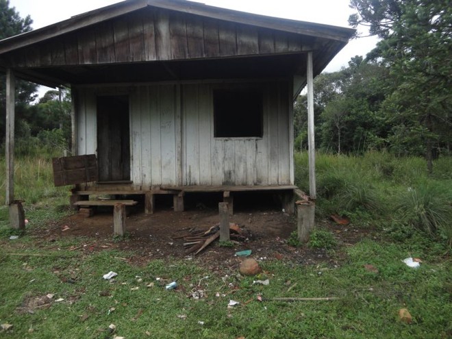 Detalhe de casa onde trabalhadores viviam em condições análogas à escravidão em Inácio Martins | Fotos: Cléber Moletta
