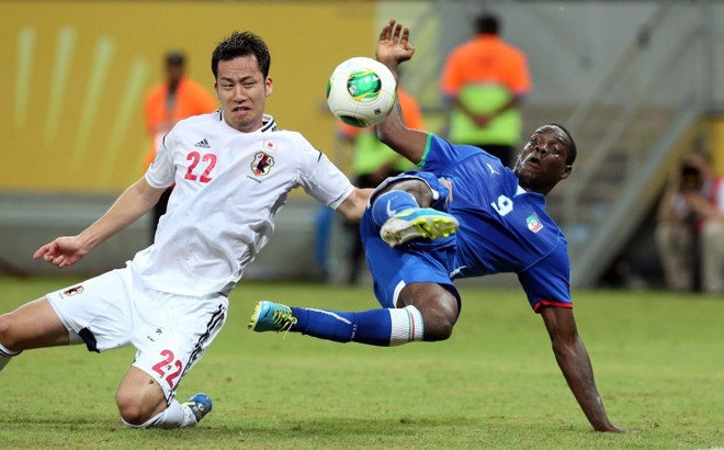 Balotelli tenta finalização de voleio |