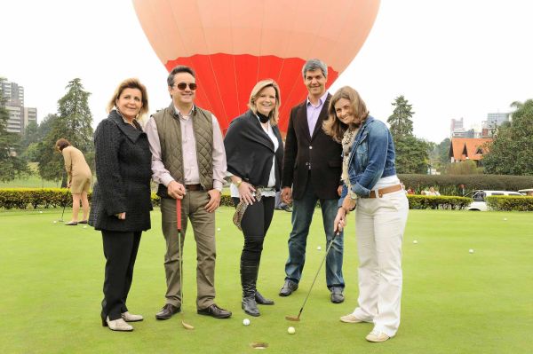 A Associação de Decoração Ponto de Apoio e a revista Kaza reuniram anteontem arquitetos e designers para uma descontraída partida de golfe no Graciosa Country Club. Na foto, a diretora de marketing da entidade, Marinice Bettega (à esq.); os arquitetos Sergio Valliati e Caroline Bollmann (ao centro); Ronaldo Ferreira Filho, publisher da revista, e a designer Claudia Machado, ganhadora do torneio | Gerson Lima