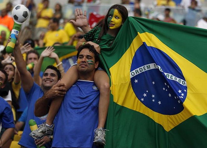 Torcida brasileira na reabertura do Maracanã, no amistoso entre Brasil e Inglaterra |