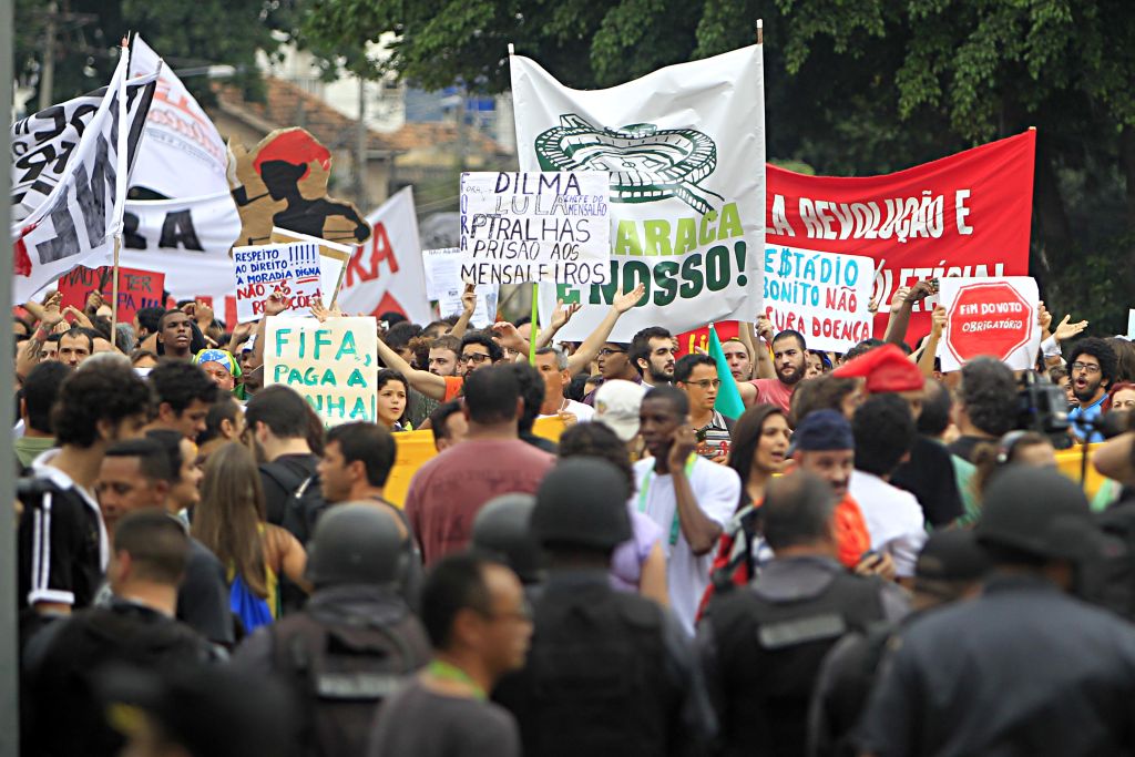 Protestos tinham como alvo a Fifa e a presidente Dilma Rousseff | Albari Rosa/Gazeta do Povo