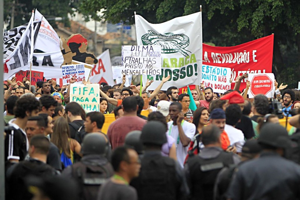 Protestos tinham como alvo a Fifa e a presidente Dilma Rousseff | Albari Rosa/Gazeta do Povo