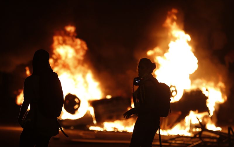 Carro é incendiado durante protesto no Rio de Janeiro | REUTERS/Sergio Moraes