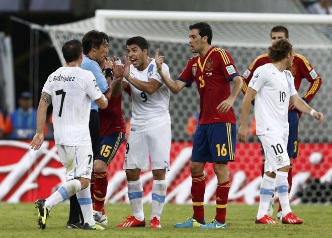 Uruguaios reclamam com árbitro japonês |