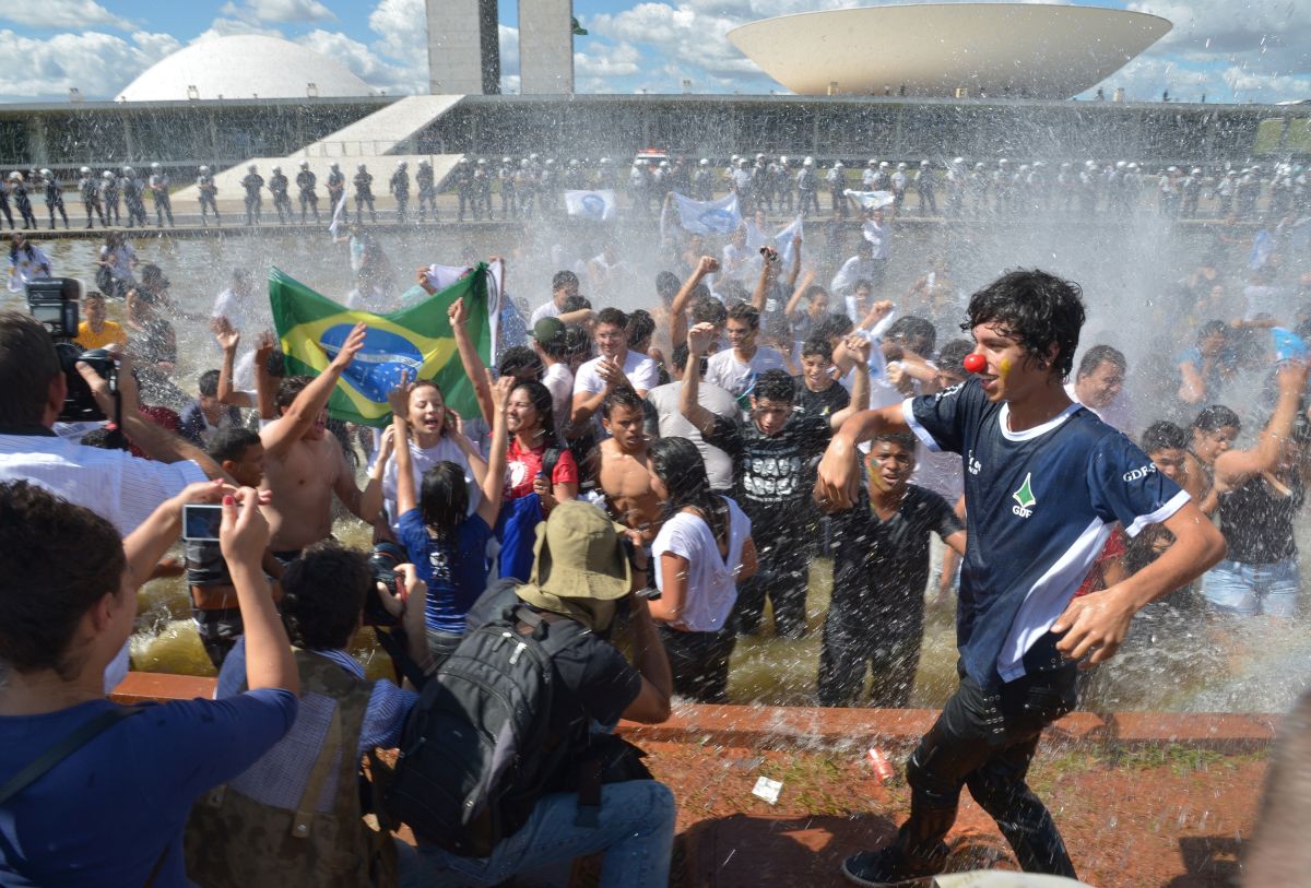 Estudantes invadiram os espelhos de água do Congresso Nacional | Agência Brasil/Wilson Dias