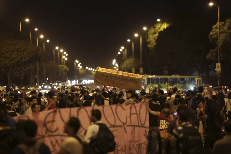 Antes do protesto de hoje, representantes do grupo se reuniram com o secretário de Governo do Distrito Federal que admitiu estudar a viabilidade de oferecer ônibus gratuito | Ueslei Marcelino / REUTERS