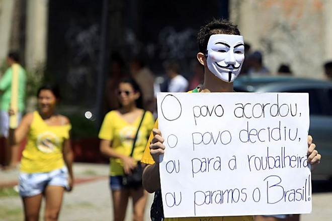Manifestante no entorno do Castelão antes do jogo do Brasil |
