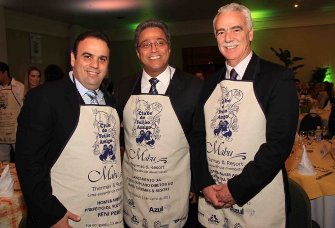 O secretário de Turismo do estado, Jackson Pitombo (à dir.), com o prefeito de Foz do Iguaçu, Reni Pereira (à esq.), e o presidente do Conselho de Administração do Grupo Mabu, Alberto Abujamra, no jantar do Clube do Feijão Amigo, no Mabu Thermas & Resort |