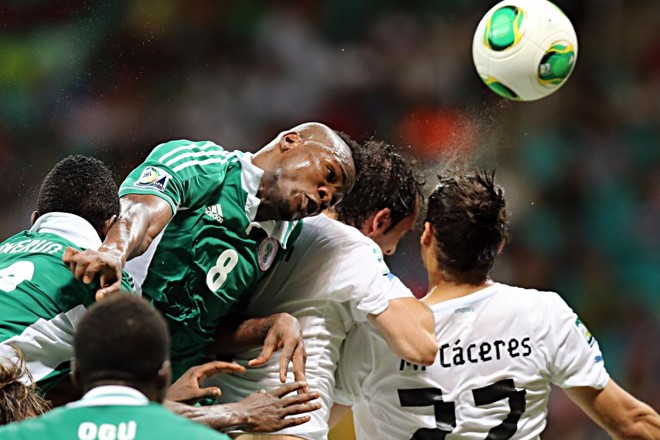 Várias cabeças procuram a bola no lance |