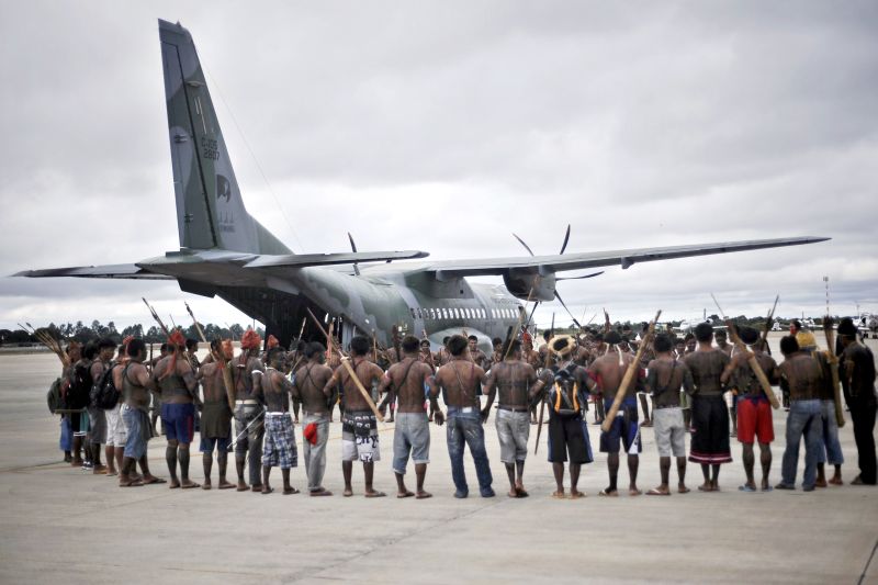 Índios cercam avião da FAB no momento da negociação com o governo para questionar as obras da hidrelétrica | Lunae Parracho/Reuters