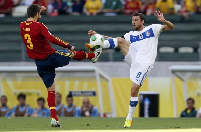 Pique e Marchisio dividem a bola | 