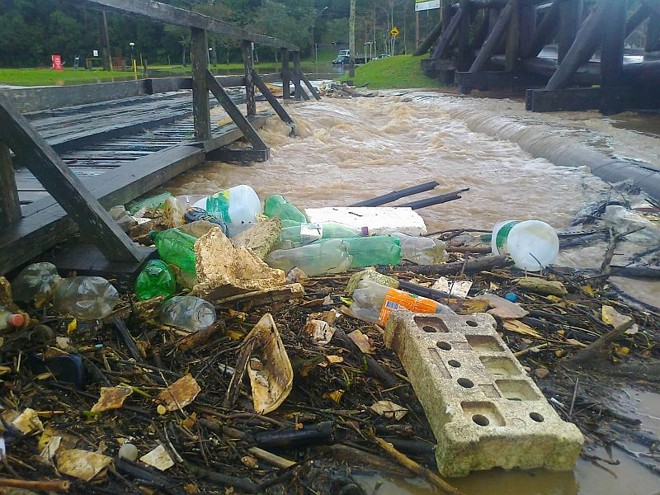 Chuva causou alagamentos na região do Parque Tingui desde a madrugada desta sexta-feira (21) |