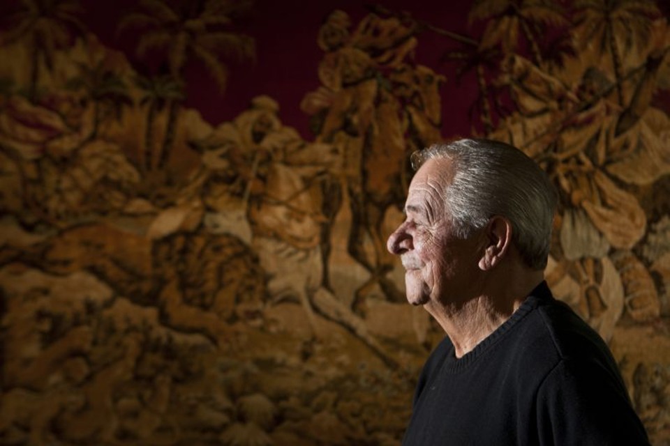 Ali Chaim, o Califa 33 simula a silhueta que fez dele o mais famoso repórter policial da imprensa paranaense: O que manda xerife?; que mancada, simpatia? | Fotos: Marcelo Andrade / Gazeta do Povo