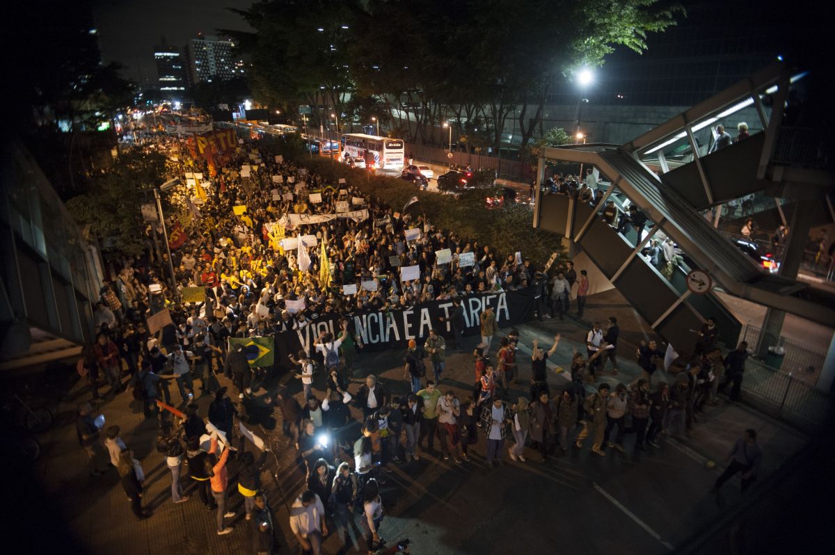 O protesto contra o aumento das passagens em São Paulo se dividiu e fechou vias importantes da cidade | Marcelo Camargo / Agência Brasil