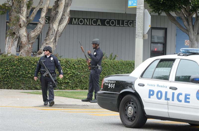 Policiais em Santa Monica, na California, após o tiroteio desta sexta-feira (7) | Michael Nelsonb/EFE/EPA
