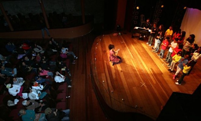 Crianças participam do espetáculo Música para Todos, no Theatro Municipal de Antonina, na edição de 2012. | Felipe Rosa / Gazeta do Povo