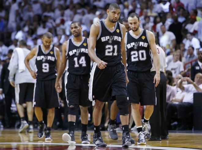 Duncan puxa a fila do Spurs, com Parker, de cabeça baixa, ao fundo | 