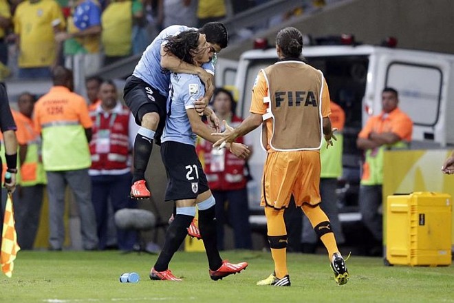 Cavani comemora o gol de empate do Uruguai |