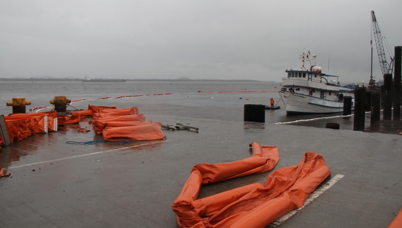 Barco monitora local do naufrágio. Não há vazamento | Divulgação/Appa
